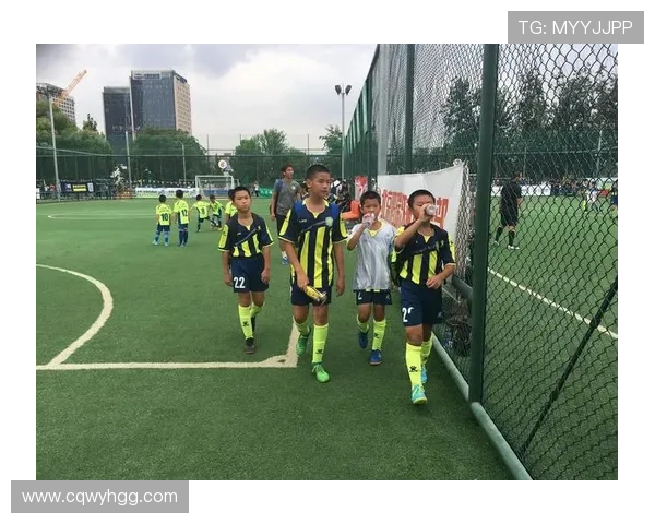 足球明星化身路人惊喜现身街头引发围观视频曝光趣味十足